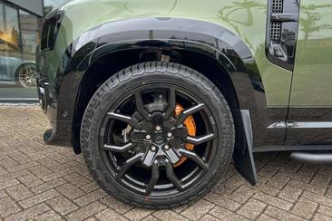 Land Rover Defender 110 P300e X-Dynamic I URBAN Widetrack — photo 9