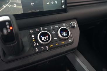 Land Rover Defender 110 X-Dynamic SE 2.0 P300e — photo 23