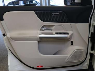 Mercedes EQA 250 — photo 8