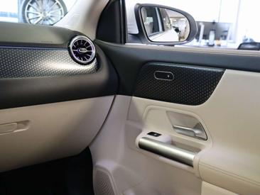 Mercedes EQA 250 — photo 13