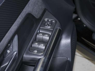 Mercedes GLA 200 — photo 18