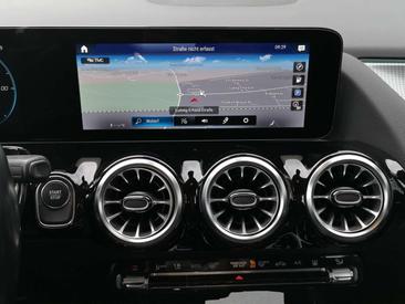 Mercedes EQA 250 — photo 12