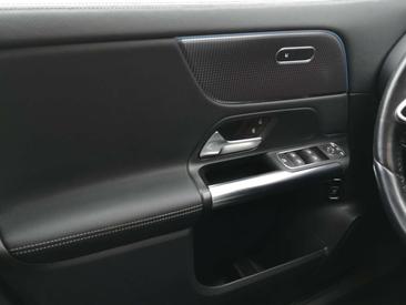Mercedes EQA 250 — photo 17