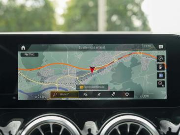 Mercedes EQA 300 4MATIC — photo 12