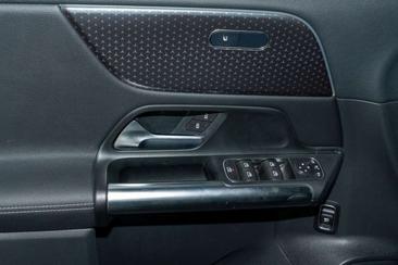 Mercedes EQA 250 — photo 11