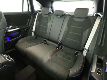 Mercedes GLA 200d — photo 18