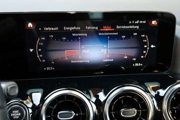 Mercedes GLA 250e — photo 18