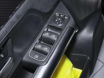 Mercedes GLA 200 — photo 17