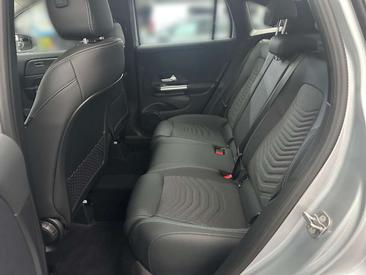 Mercedes GLA 180 — photo 11