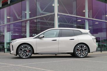 BMW IX XDrive60 — photo 17