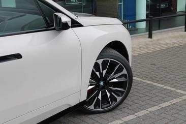 BMW IX XDrive60 — photo 28