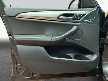 BMW iX3 — photo 18