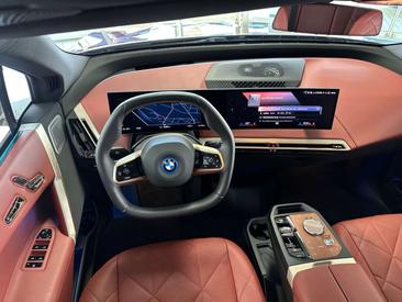 BMW IX M60 — photo 8