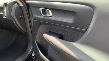 Volvo XC40 B3 — photo 26