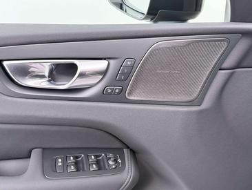 Volvo XC60 T8 Recharge AWD — photo 13