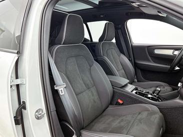 Volvo XC40 B4 — photo 38
