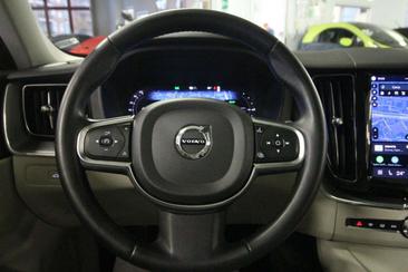 Volvo XC60 B5 — photo 10