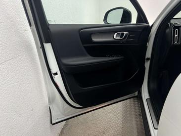 Volvo XC40 B3 — photo 29