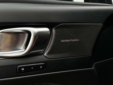 Volvo XC40 B3 — photo 14