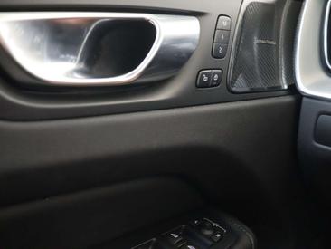 Volvo XC60 B5 — photo 32