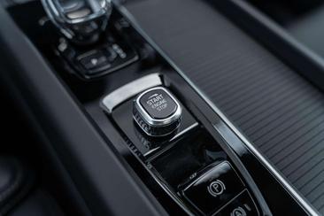 Volvo XC60 Dual Motor Extended Range — photo 38