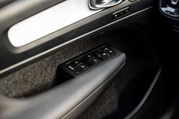 Volvo XC40 B4 — photo 21