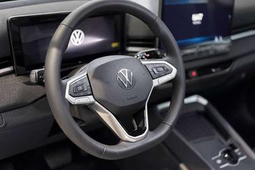 Volkswagen T-Roc 1.5 TSI — photo 6