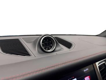 Porsche Macan — photo 16