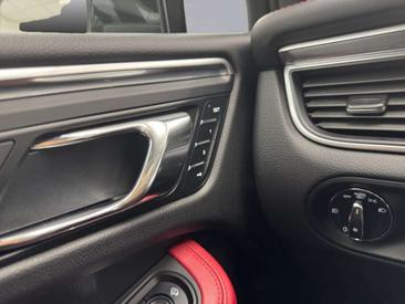 Porsche Macan — photo 27