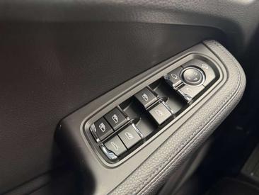 Porsche Macan — photo 18