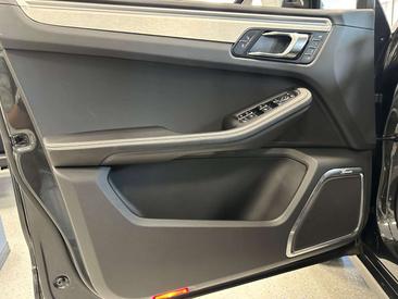 Porsche Macan I S — photo 13