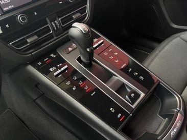 Porsche Macan — photo 14