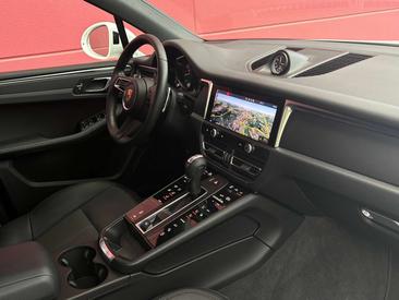 Porsche Macan — photo 17