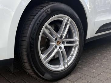 Porsche Macan — photo 22