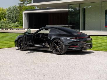 Porsche 911 Carrera 4 — photo 12