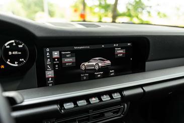 Porsche 911 Carrera 4 — photo 21