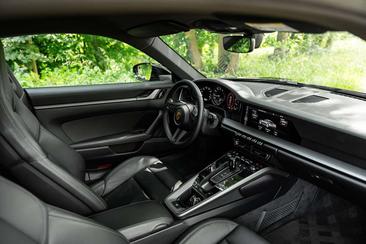 Porsche 911 Carrera 4 — photo 24