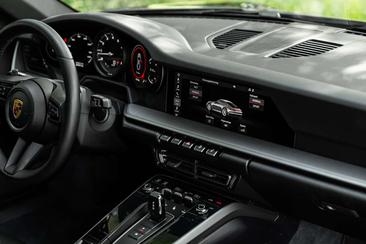 Porsche 911 Carrera 4 — photo 25