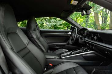 Porsche 911 Carrera 4 — photo 27