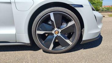 Porsche Taycan 4S — photo 16