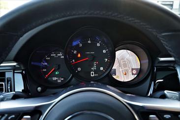 Porsche Macan — photo 28