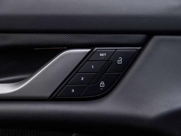Porsche Taycan — photo 31