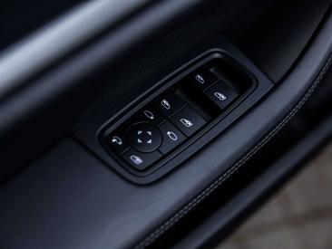 Porsche Taycan — photo 33