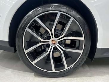 Porsche Taycan — photo 10