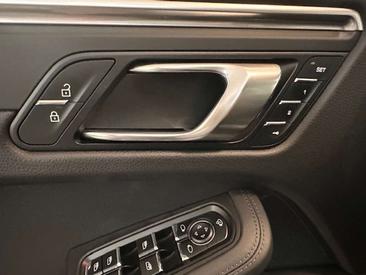 Porsche Macan — photo 12