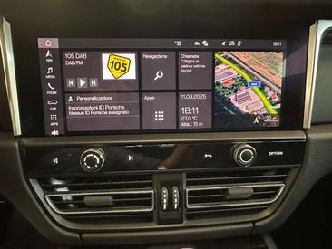 Porsche Macan — photo 17
