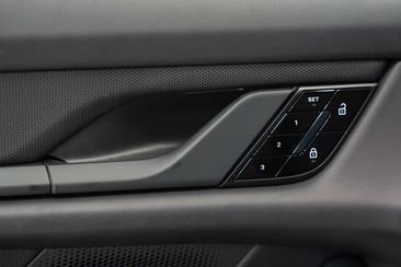 Porsche Taycan Turbo — photo 33