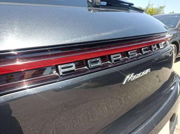 Porsche Macan — photo 37