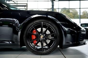 Porsche 911 Carrera 4S — photo 11