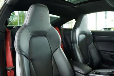 Porsche 911 Carrera 4S — photo 20